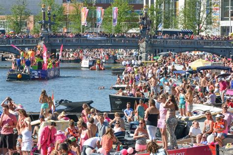 gay pride canal paradem amstel amsterdam the netherlands conexão amsterdam