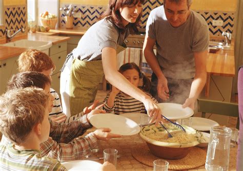 5 Tips for Feeding a Large Family on Vacation
