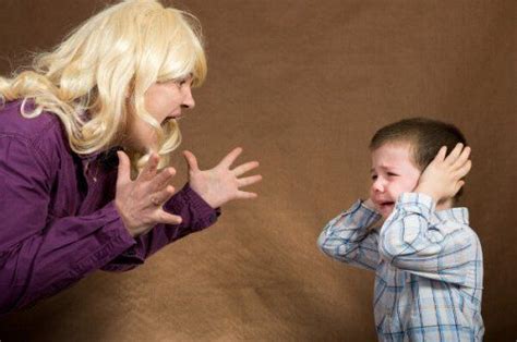 Mama Gritando A Su Niño Para Disciplinarlo Zorn Anger Management Tips