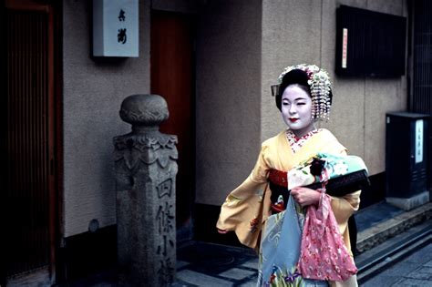 Geisha In Gion — Shoottokyo