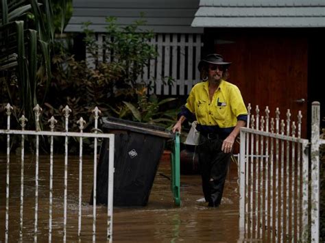 Cyclone Debbie Death Toll Rises Rockhampton Flood Watch As People