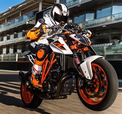 It must therefore offer hypersport solutions. KTM Superduke 1290 R 2017 - Fiche moto - MOTOPLANETE