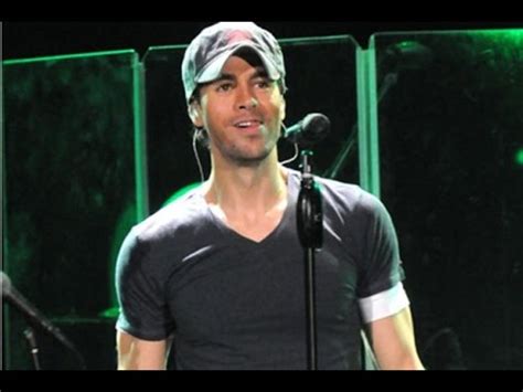 Enrique Iglesias Injures Himself While Performing In Mexico Youtube