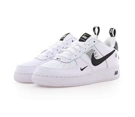 This holiday, the iconic air force 1 receives new seasonal treatments that bring fresh dimension to the silhouette's distinct features. Wann kommen die Nike Air Force LV8 Utility in Weiß 44 ...