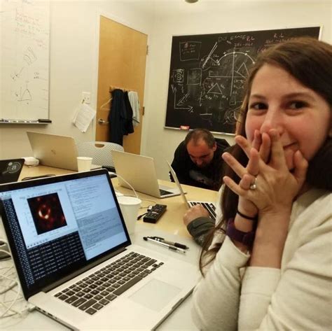Katie Bouman The Woman Behind The First Black Hole Image Agujero Negro Hoyo Negro Astrofisica