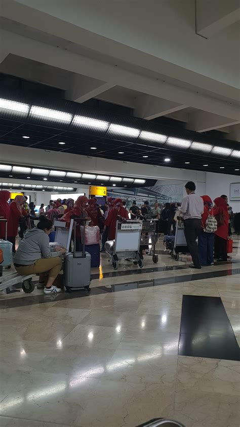 Di bandara soekarno hatta sendiri ada 3 perusahaan yang membawahi sekitar 800an porter. 20+ Koleski Terbaru Background Foto Di Bandara Soekarno ...
