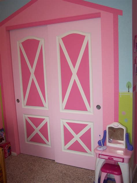 Over a dozen fabulous girls horse themed bedrooms you're sure to find some inspiration for your favorite little equestrian. My daughters Horse Themed bedroom. Barnyard closet doors ...