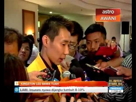 He married teammate wong mew choo on november 9, 2012, and they had a son, kingston, on april 12, 2013. Kingston Lee bawa tuah pada Chong Wei - YouTube