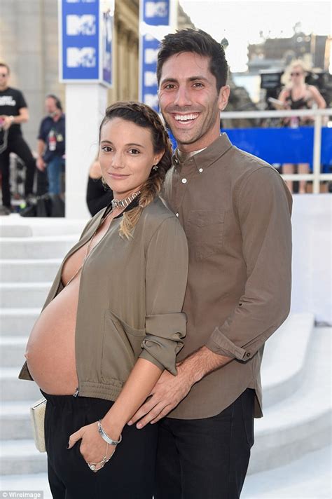 Tv Host Nev Schulmans Pregnant Fiancee Laura Perlongo Goes Topless At