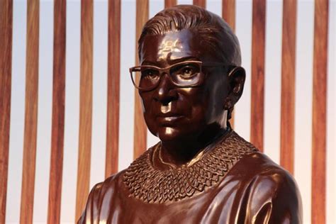 Statue Von Ruth Bader Ginsburg In New York Enthüllt