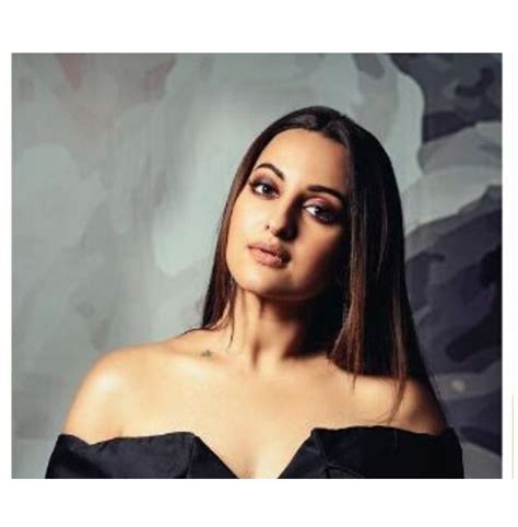 Watch Sonakshi Sinha Gets Angry At Indigo Airlines Staff For Breaking