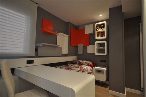 La madera natural clara y el color rojo conforman un dormitorio con efecto calmante y fresco pero energético. Diseño de dormitorios juveniles /Estudio Arinni