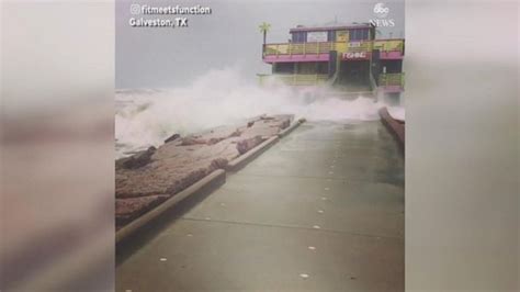 Video Waves Smash Into Galveston Pier During Hurricane Harvey Abc News