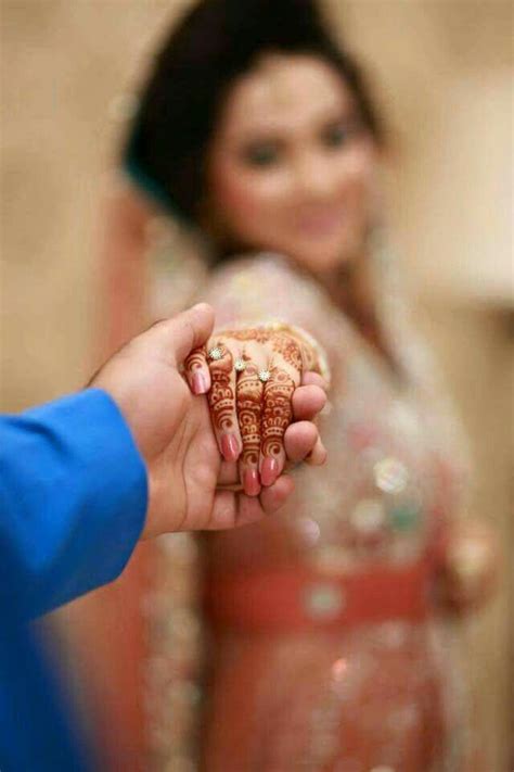 Bride Hand In Grooms Hand Bride Photography Poses Wedding Couple Poses Photography Indian