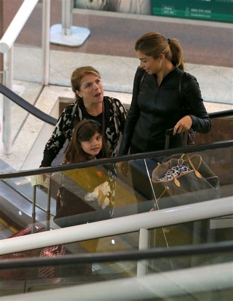 grazi massafera embarca com a filha sofia em aeroporto do rio de janeiro quem quem news