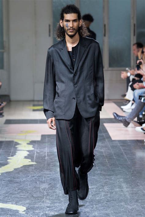 Yohji Yamamoto Spring 2016 Menswear Fashion Show | Yohji yamamoto menswear, 2016 menswear, Menswear