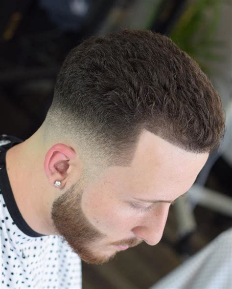 The traditional barber's haircut includes cut, style, hot lather straight razor shave around the ears and on the back of the neck with a hot towel. Trends Lifes: Mens Haircuts 2020 Low Fade
