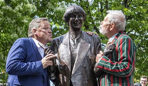 480 x 300 jpeg 41 кб. Bronze statue of Victoria Wood is unveiled outside ...