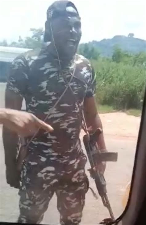 Police Officer In Trouble For Assaulting A Passenger In Kogi Watch Video Soj Worldwide