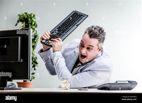 Büroangestellte Die Zerstörung Seines Computers Durch Zerschlagung Der