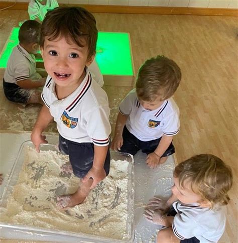 «cinco lobitos tiene la loba cinco lobitos detrás de la escoba. Los peques de 2 años juegan con harina | Colegio Alonai ...