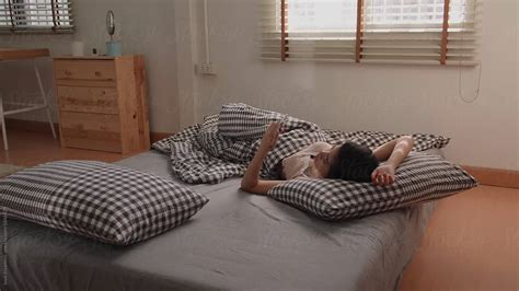 Woman Using Phone In Bed In Morning Del Colaborador De Stocksy Jovo Jovanovic Stocksy