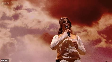 Lana Del Rey Has Her Microphone Cut Off During Glastonbury Set After Starting 30 Minutes Late