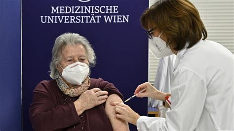 Wien impft arbeitnehmer in fünf kategorien. Kanzler Kurz nicht am Foto: Erste Impfung muss wiederholt ...