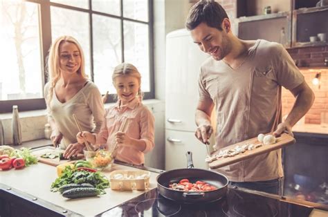 Beneficios De Cocinar En Equipo Y En Familia