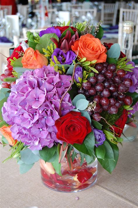 The average cost for wedding flowers is $1,400 for a small wedding (10 pieces) to $5,500 (50 pieces). Mood Flowers: Wedding Reception Flowers