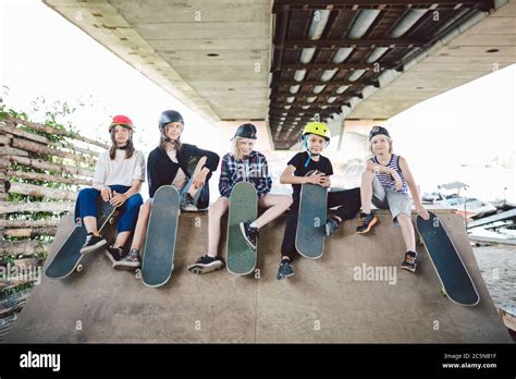 Grupo De Amigos Ni Os En Rampa De Skate Retrato De Amigos Adolescentes Confiados Que Pasaban En