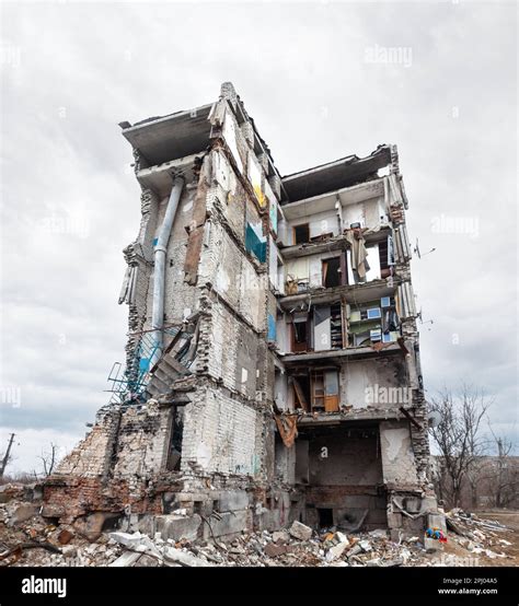 19 März 2023 Izium Charkiv Oblast Ukraine Ein Wohnblock Der Durch Eine Explosion Zerstört