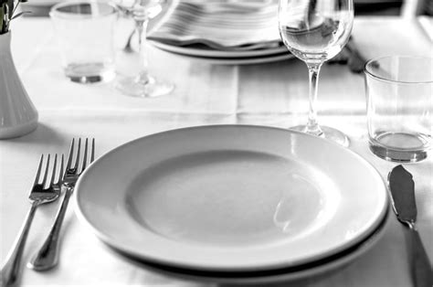 Prima di descrivere l'apparecchiatura partiamo col dire che un pasto cinese è strutturato in maniera differente rispetto ad un pasto italiano: Come apparecchiare la tavola in un ristorante?