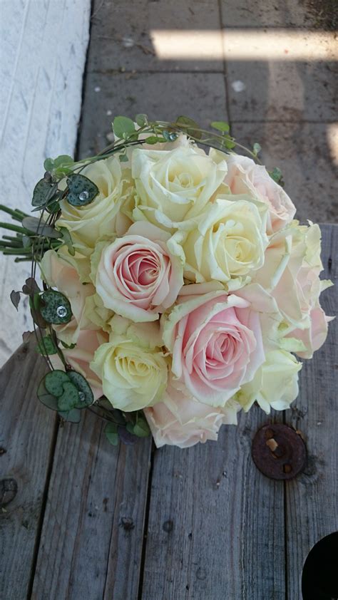 Bouquets With Sweet Avalanche Meijer Roses