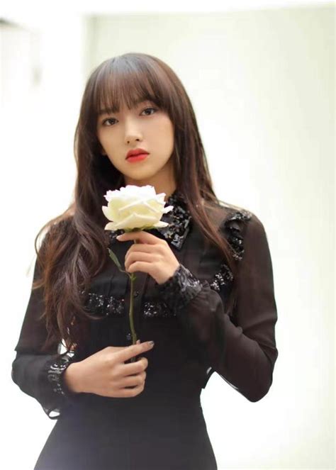 Cheng Xiao S Black Dress Is Exposed The Short Skirt And High Heels Are