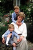 La Princesa Diana de Gales junto a sus hijos, Guillermo y Harry - La ...