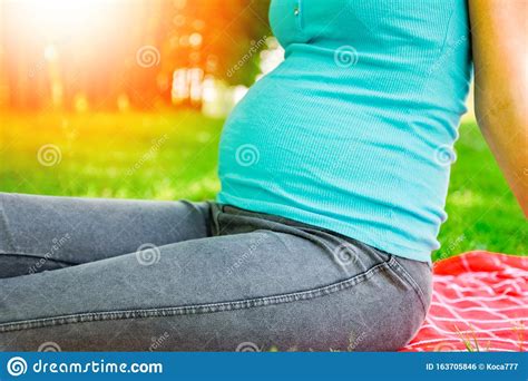 Feliz Mujer Embarazada Con Un Hombre En Un Parque En El Fondo De La