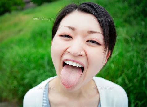 舌を出す女性 11004020421 ｜ 写真素材・ストックフォト・画像・イラスト素材｜アマナイメージズ