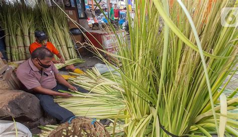 Rebus 30 menit ketupat mateng maksimal hemat gas hemat waktu. FOTO: Pedagang Kulit Ketupat Padati Pasar Pondok Labu - On ...