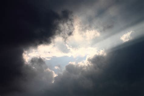 무료 이미지 자연 구름 하늘 햇빛 비 전망 어두운 날씨 적운 어둠 영기 배경 암운 태양 광선 폭풍우