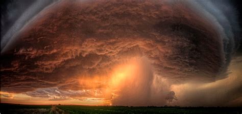 Adventurous Photographer Captures Thrilling Thunderstorms