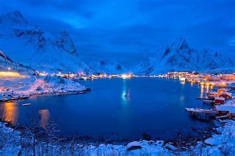 夜のレーヌ村。ノルウェーのロフォーテン諸島 プレミアム写真