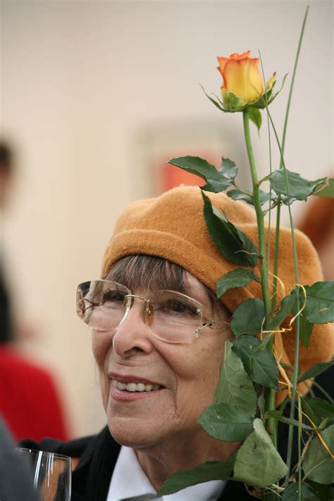 Prosadila se především jako zpěvačka šansonů. Hana Hegerová - Wikidata