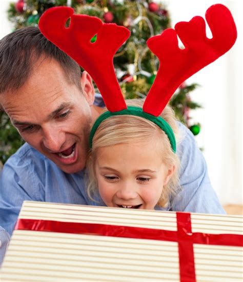 Padre Y Su Hija Abriendo Regalos De Navidad Foto Premium