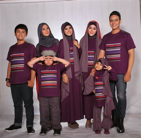 Busana seragam keluarga rans berwarna merah berdesain motif stripes tersebut merupakan hasil rancangan nagita slavina sendiri. 16 Ide Baju Lebaran Seragam Keluarga - Ragam Muslim