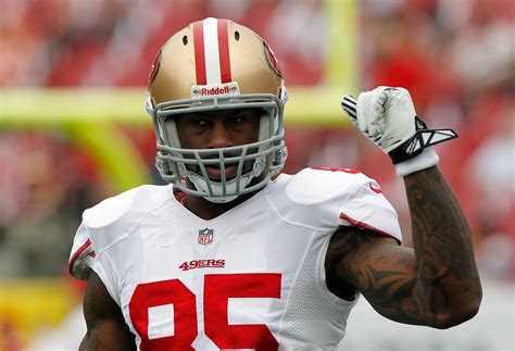 49ers Tight End Vernon Davis Clears It Up Says He Is Holding Out