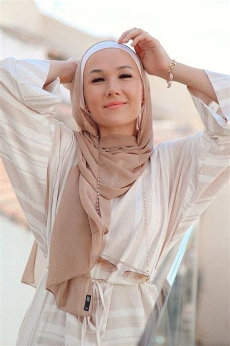 How To Wear A Loose Hijab Wrap For Your Face Shape Hijab Style Tutorial Hijab Fashion Fashion