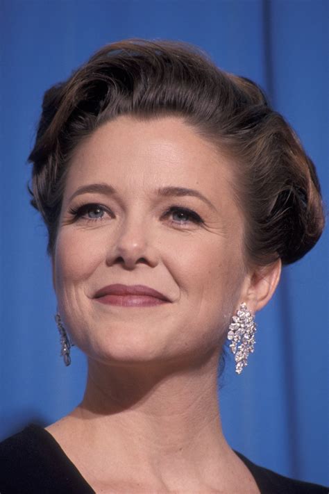 Annette plays a grifter who dates another grifter. Tous les films de Annette Bening sont sur fr.film-cine.com