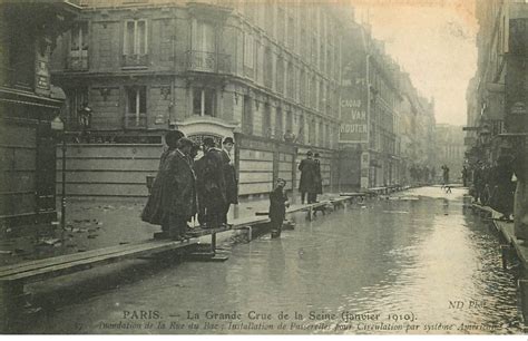 Is there a direct train between renaissance paris nobel tour eiffel hotel and louvre pyramid? INONDATION DE PARIS 1910. Rue du Bac