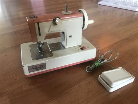 Battery Operated Tiny Sewing Machine Complete With Foot Pedal R